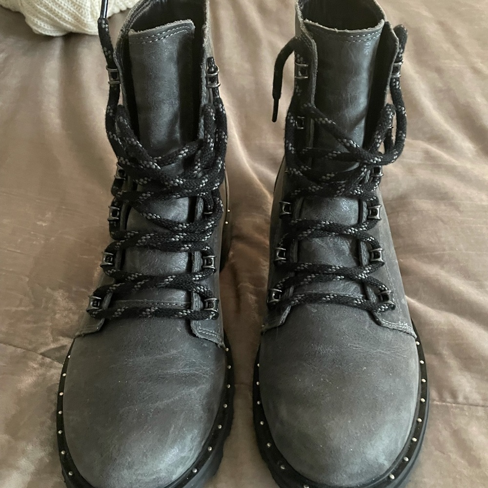 Gray lace up sorel combat boot